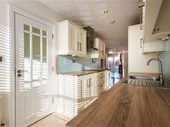 https://photos-a.propertyimages.ie/media/9/3/1/4935139/43d1fa70-f448-4c8f-a4cf-acb0e444847b_l.jpg