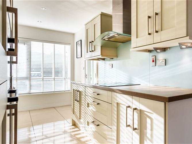 https://photos-a.propertyimages.ie/media/9/3/1/4935139/43d1fa70-f448-4c8f-a4cf-acb0e444847b_l.jpg