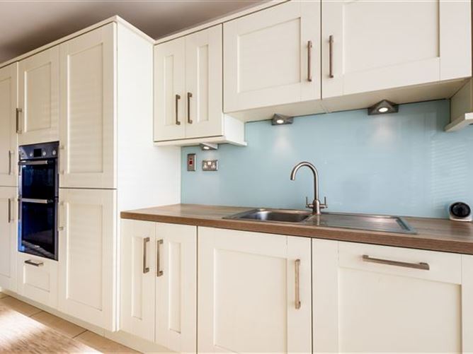 https://photos-a.propertyimages.ie/media/9/3/1/4935139/43d1fa70-f448-4c8f-a4cf-acb0e444847b_l.jpg