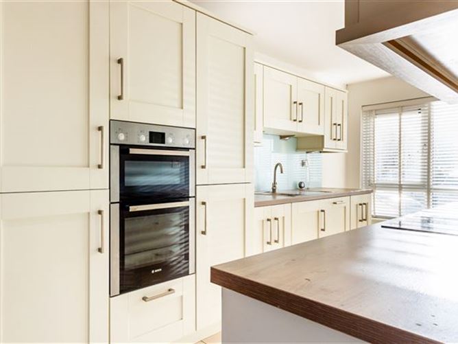 https://photos-a.propertyimages.ie/media/9/3/1/4935139/43d1fa70-f448-4c8f-a4cf-acb0e444847b_l.jpg