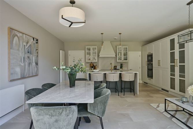 https://photos-a.propertyimages.ie/media/9/3/2/5002239/c0df09a8-f32a-4aca-b5dd-3c95d2ccfb51_l.jpg
