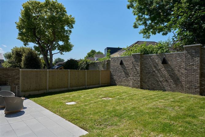 https://photos-a.propertyimages.ie/media/9/3/2/5002239/c0df09a8-f32a-4aca-b5dd-3c95d2ccfb51_l.jpg