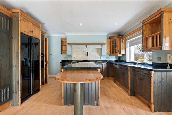 https://photos-a.propertyimages.ie/media/9/3/3/4844339/431bab2a-598d-488b-a30e-8e51d749e8ad_l.jpg