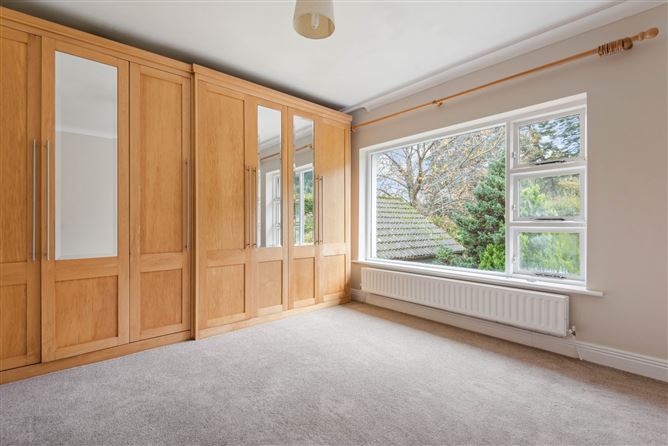 https://photos-a.propertyimages.ie/media/9/3/3/4844339/431bab2a-598d-488b-a30e-8e51d749e8ad_l.jpg