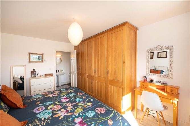 10 Monfield, Rochestown, Cork