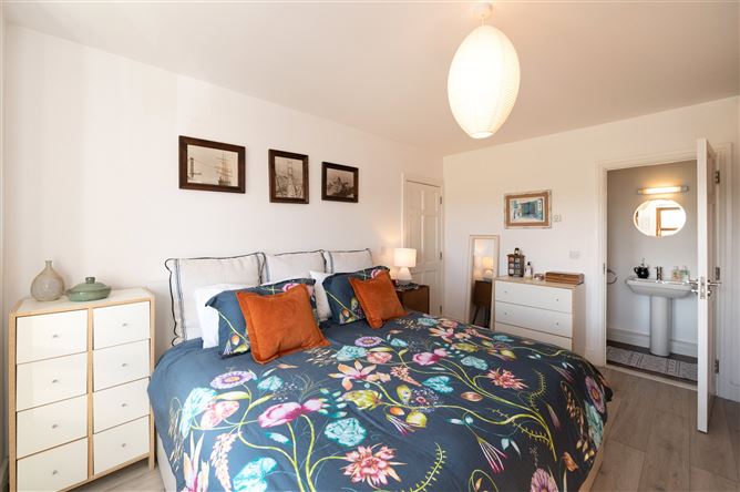 10 Monfield, Rochestown, Cork
