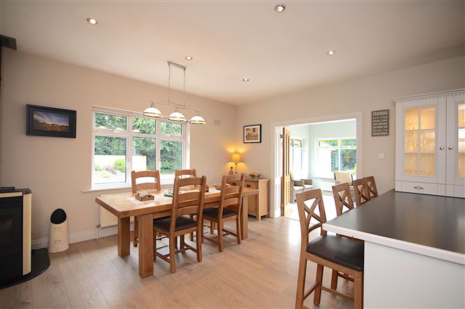 https://photos-a.propertyimages.ie/media/9/3/8/4998839/ca8144e1-3b2a-480e-bab9-e9af036ce3ea_l.jpg