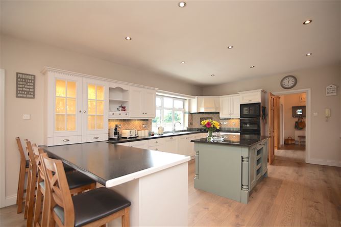 https://photos-a.propertyimages.ie/media/9/3/8/4998839/ca8144e1-3b2a-480e-bab9-e9af036ce3ea_l.jpg