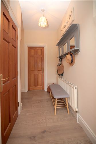 https://photos-a.propertyimages.ie/media/9/3/8/4998839/ca8144e1-3b2a-480e-bab9-e9af036ce3ea_l.jpg