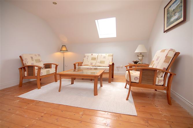 https://photos-a.propertyimages.ie/media/9/3/8/4998839/ca8144e1-3b2a-480e-bab9-e9af036ce3ea_l.jpg