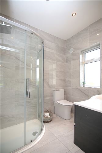 https://photos-a.propertyimages.ie/media/9/3/8/4998839/ca8144e1-3b2a-480e-bab9-e9af036ce3ea_l.jpg