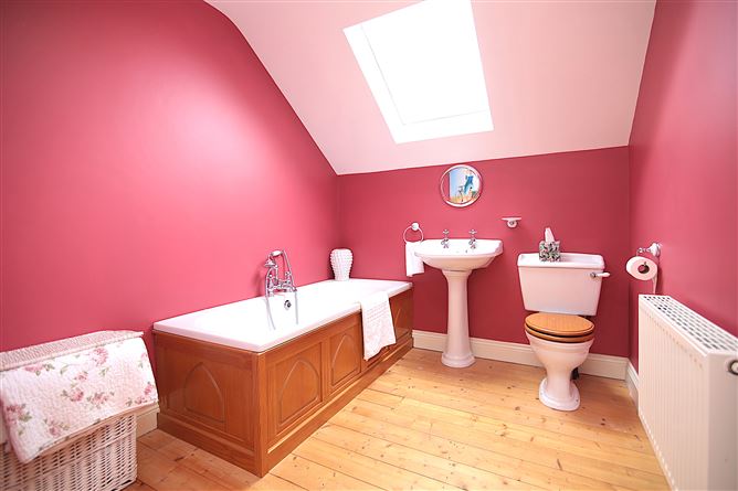 https://photos-a.propertyimages.ie/media/9/3/8/4998839/ca8144e1-3b2a-480e-bab9-e9af036ce3ea_l.jpg