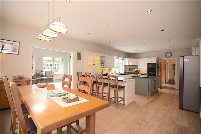 https://photos-a.propertyimages.ie/media/9/3/8/4998839/ca8144e1-3b2a-480e-bab9-e9af036ce3ea_l.jpg