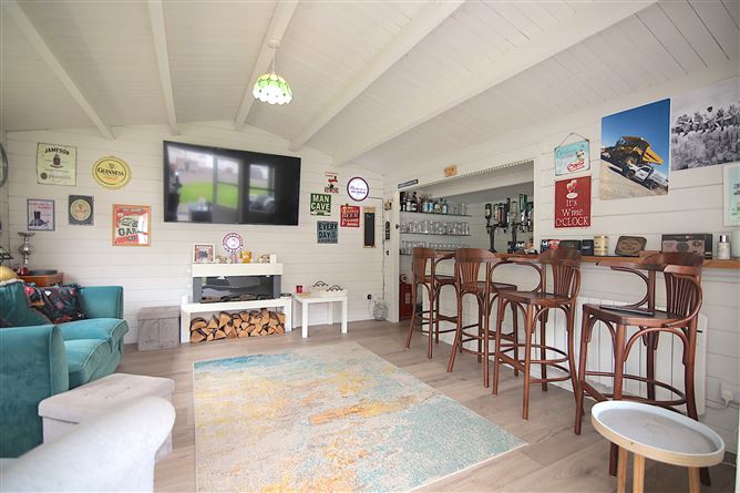 https://photos-a.propertyimages.ie/media/9/3/8/4998839/ca8144e1-3b2a-480e-bab9-e9af036ce3ea_l.jpg