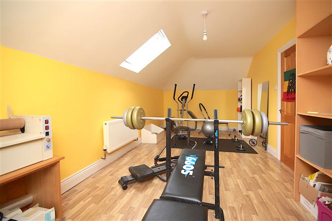 https://photos-a.propertyimages.ie/media/9/3/8/4998839/ca8144e1-3b2a-480e-bab9-e9af036ce3ea_l.jpg