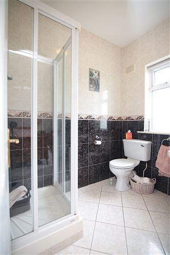 https://photos-a.propertyimages.ie/media/9/3/8/4998839/ca8144e1-3b2a-480e-bab9-e9af036ce3ea_l.jpg