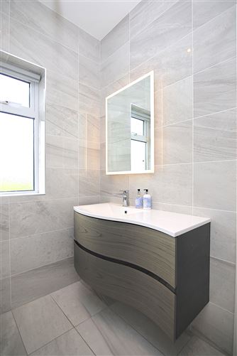https://photos-a.propertyimages.ie/media/9/3/8/4998839/ca8144e1-3b2a-480e-bab9-e9af036ce3ea_l.jpg