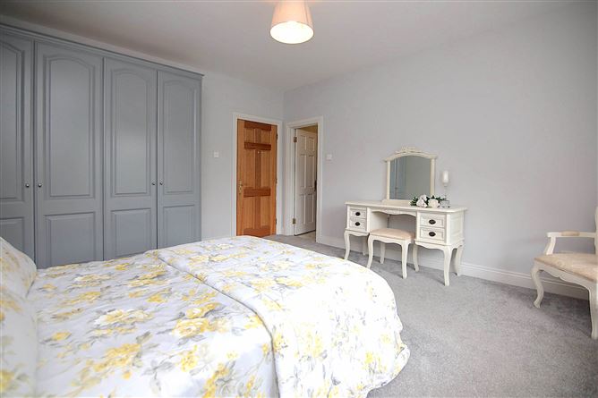 https://photos-a.propertyimages.ie/media/9/3/8/4998839/ca8144e1-3b2a-480e-bab9-e9af036ce3ea_l.jpg