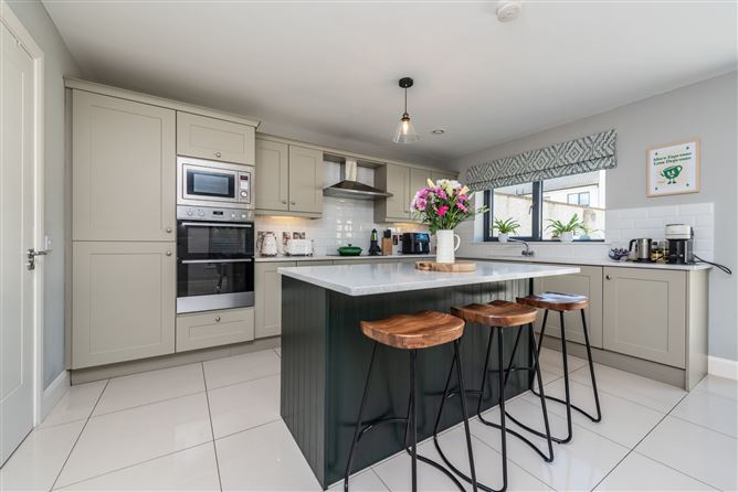 https://photos-a.propertyimages.ie/media/9/4/1/4961149/eaf1ac28-8655-495f-b24c-a3771c48f637_l.jpg