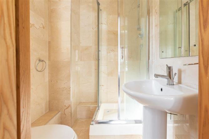 https://photos-a.propertyimages.ie/media/9/4/3/4946349/535700af-f097-46d4-96f8-b4561b7b5737_l.jpg