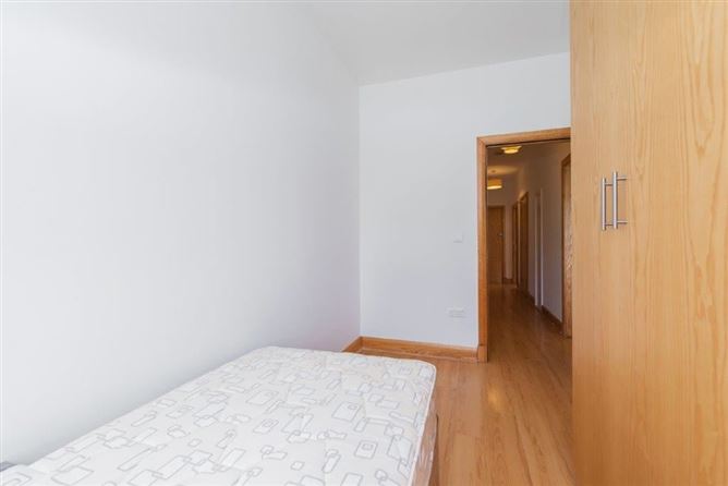 https://photos-a.propertyimages.ie/media/9/4/3/4946349/535700af-f097-46d4-96f8-b4561b7b5737_l.jpg