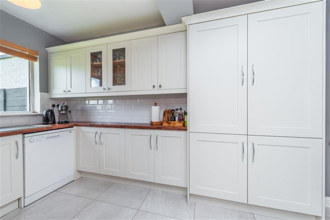 https://photos-a.propertyimages.ie/media/9/4/5/4946549/bc8ce61c-283b-4ced-919c-003fdba26a87_l.jpg