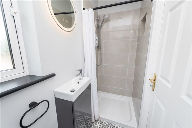 https://photos-a.propertyimages.ie/media/9/4/5/4946549/bc8ce61c-283b-4ced-919c-003fdba26a87_l.jpg