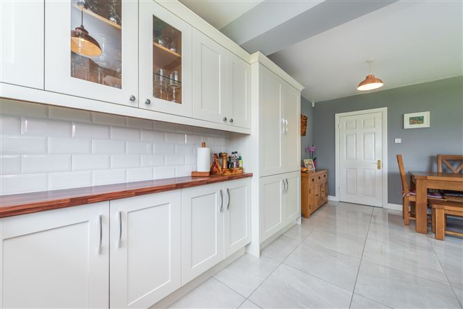 https://photos-a.propertyimages.ie/media/9/4/5/4946549/bc8ce61c-283b-4ced-919c-003fdba26a87_l.jpg