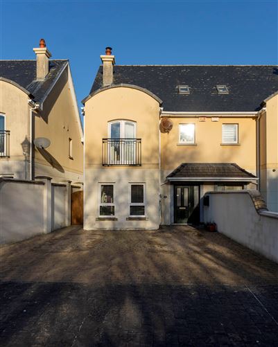 28 Waterside , Castleheights , Carrigaline, Cork
