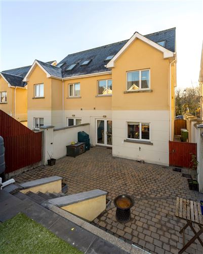 28 Waterside , Castleheights , Carrigaline, Cork
