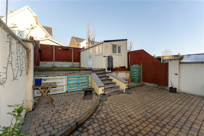 28 Waterside , Castleheights , Carrigaline, Cork