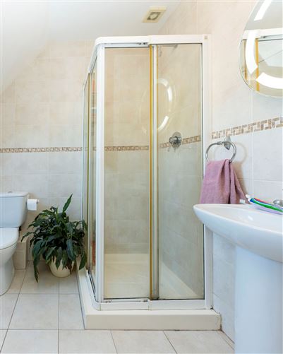 28 Waterside , Castleheights , Carrigaline, Cork