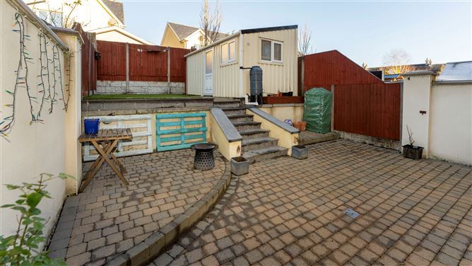 28 Waterside , Castleheights , Carrigaline, Cork