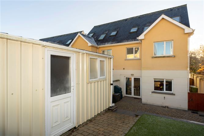 28 Waterside , Castleheights , Carrigaline, Cork