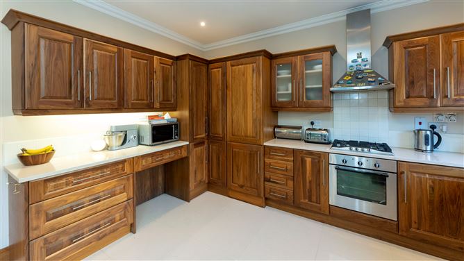 28 Waterside , Castleheights , Carrigaline, Cork