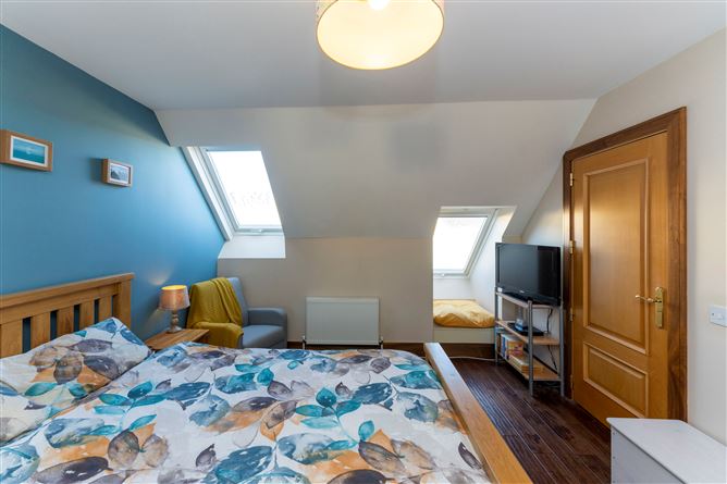28 Waterside , Castleheights , Carrigaline, Cork