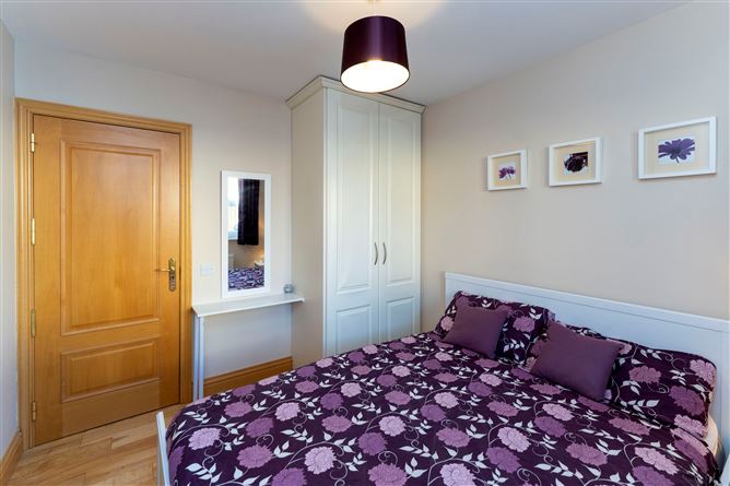 28 Waterside , Castleheights , Carrigaline, Cork