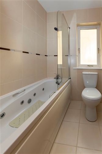 28 Waterside , Castleheights , Carrigaline, Cork