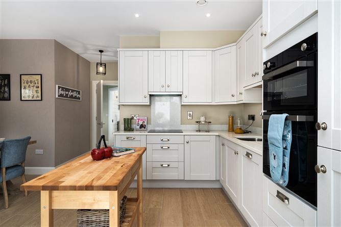 https://photos-a.propertyimages.ie/media/9/6/1/4922169/919450f6-cd24-407e-b273-160d188dcbd5_l.jpg