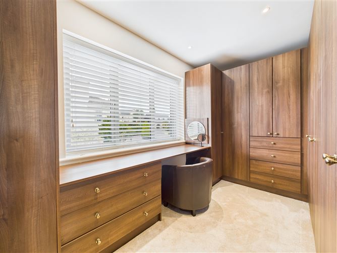 https://photos-a.propertyimages.ie/media/9/6/3/4942369/631d0ba7-2962-43fc-a074-c0e864ffb5c1_l.jpg