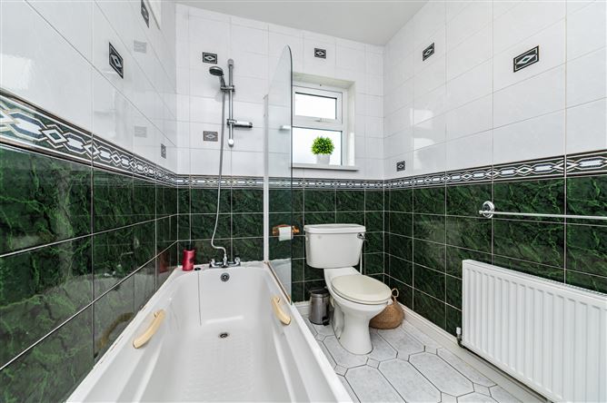 https://photos-a.propertyimages.ie/media/9/6/3/5021369/76f82158-adcb-4462-8f6c-d6b826f69102_l.jpg