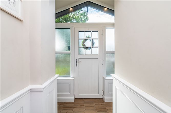 https://photos-a.propertyimages.ie/media/9/6/3/5021369/76f82158-adcb-4462-8f6c-d6b826f69102_l.jpg