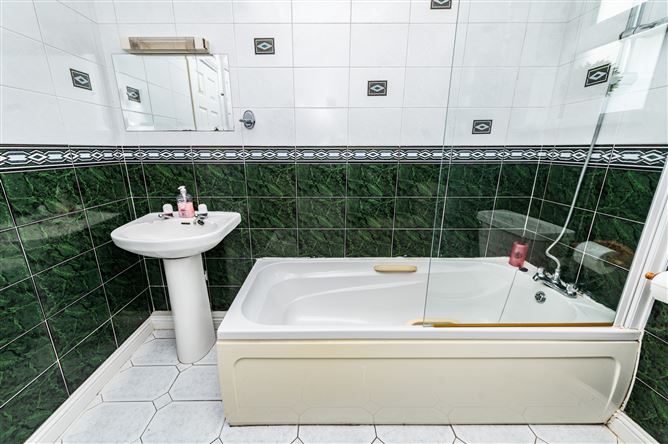 https://photos-a.propertyimages.ie/media/9/6/3/5021369/76f82158-adcb-4462-8f6c-d6b826f69102_l.jpg