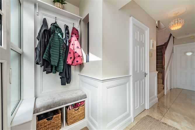 https://photos-a.propertyimages.ie/media/9/6/3/5021369/76f82158-adcb-4462-8f6c-d6b826f69102_l.jpg