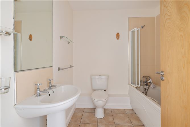 https://photos-a.propertyimages.ie/media/9/6/6/4908669/3f070102-80e0-4f4f-98ab-42e3ccaba375_l.jpg