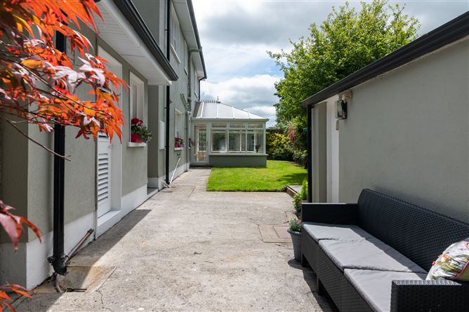 Inis Cealtra, Oxmantown Mall, Birr, Offaly
