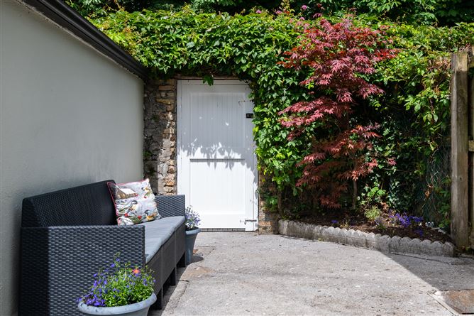 Inis Cealtra, Oxmantown Mall, Birr, Offaly
