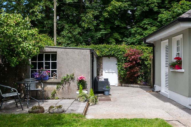 Inis Cealtra, Oxmantown Mall, Birr, Offaly