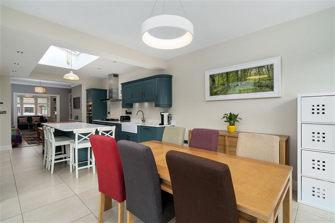 https://photos-a.propertyimages.ie/media/9/8/2/4939289/c5c5ee28-622b-45fb-aa05-50f42dc712c7_l.jpg