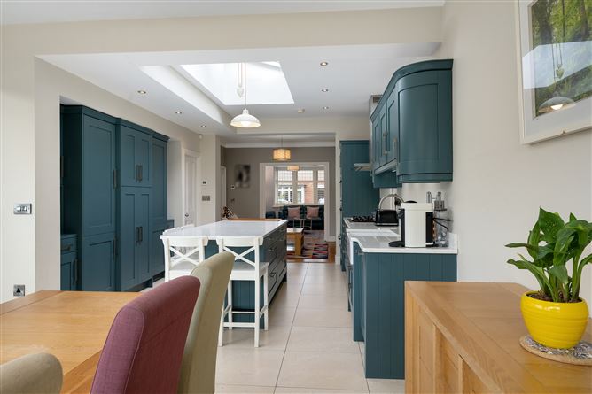 https://photos-a.propertyimages.ie/media/9/8/2/4939289/c5c5ee28-622b-45fb-aa05-50f42dc712c7_l.jpg